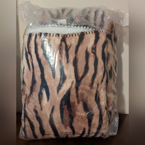 Victoria's Secret Cozy Plush Sherpa Blanket Champagne Tiger 50"X60" New - Picture 2 of 6